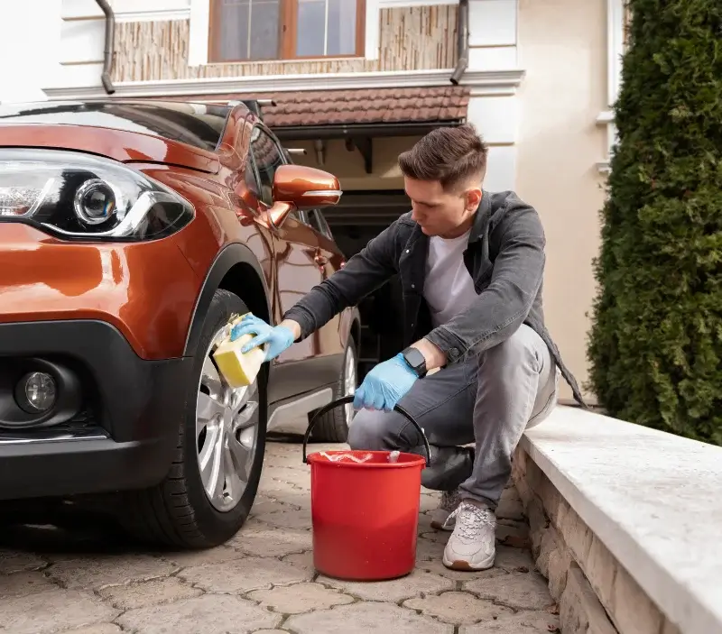 Lavage auto à domicile Peyroules : professionnel intervenant sur un véhicule